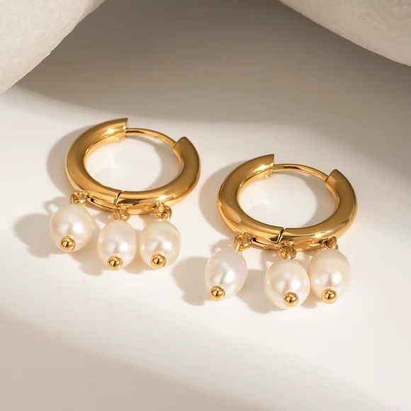 18K Gold Plated Freshwater Pearl Hoop Earrings - Picture 4 of 8